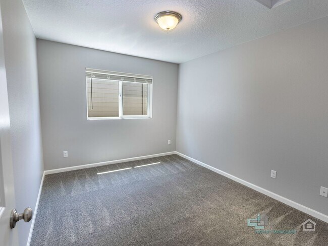 Building Photo - Spacious 4 Bedroom Home with Solar Power Near Cooper Mountain Nature Park