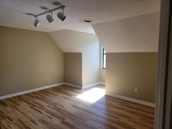 Building Photo - Knoxville 37922 - 2 bedroom, 2 bath townho...