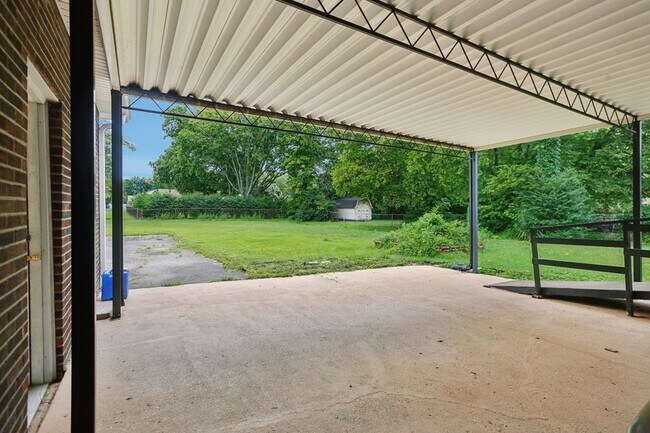 Building Photo - 8024 Regency Dr