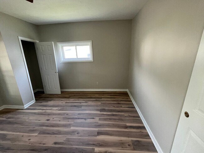 Building Photo - Quaint 2 Bedroom in Shelbyville!
