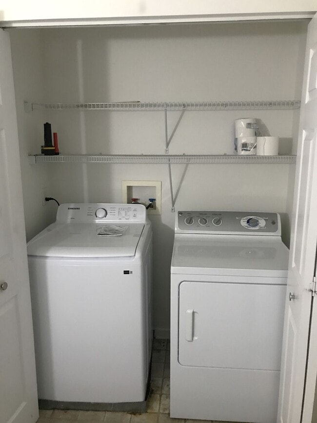 Building Photo - 2 Bedroom Townhome Near Lenox Village!
