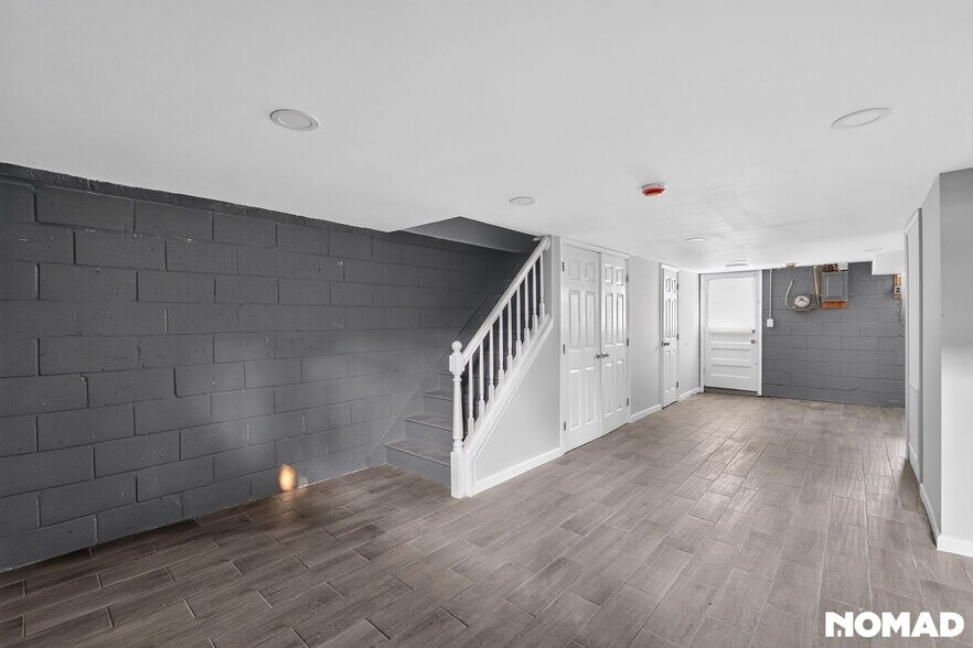 Building Photo - 2229 Redthorn Rd
