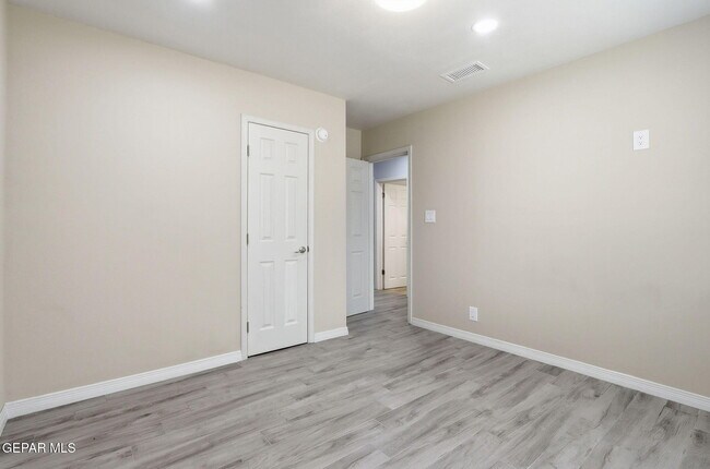 Building Photo - 1310 E San Antonio Ave
