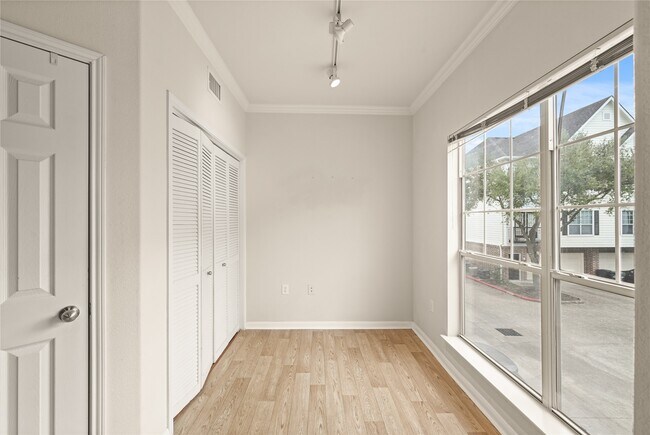 Building Photo - 9200 Westheimer Rd