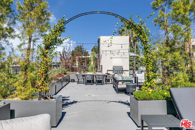 Building Photo - 10824 Blix St