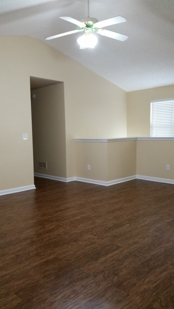 Building Photo - MOVE IN TODAY!  Large 4 bed 2 bath with bo...