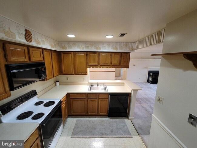 Building Photo - 605 Admiral Dr