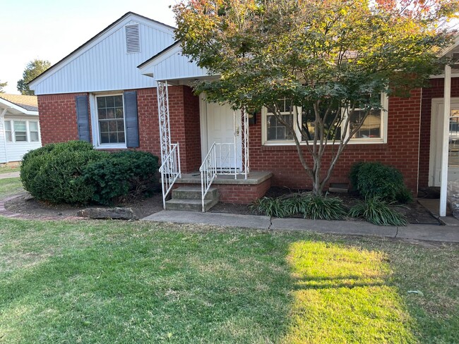 Building Photo - Remodeled Central Norman 3-bed 2-bath 2 Li...