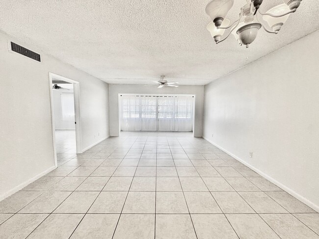 Building Photo - Charming 2 bed/ 2 bath in Royal Palm Villas