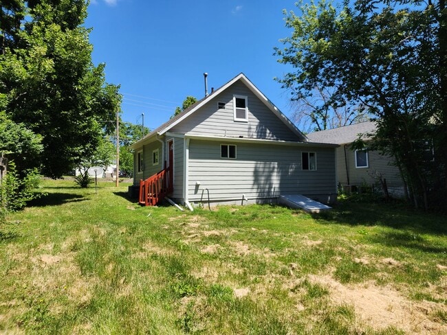 Building Photo - 2 Bed and 2 Bath Home