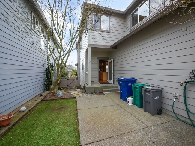 Building Photo - 3 Bed and 2.5 Bath Stunning Single-family ...
