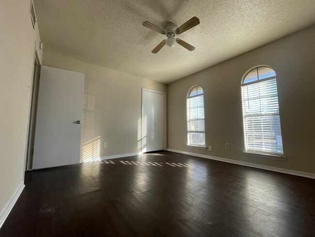 Building Photo - 2 Bedroom 1.5 Bath 2 Story Duplex!