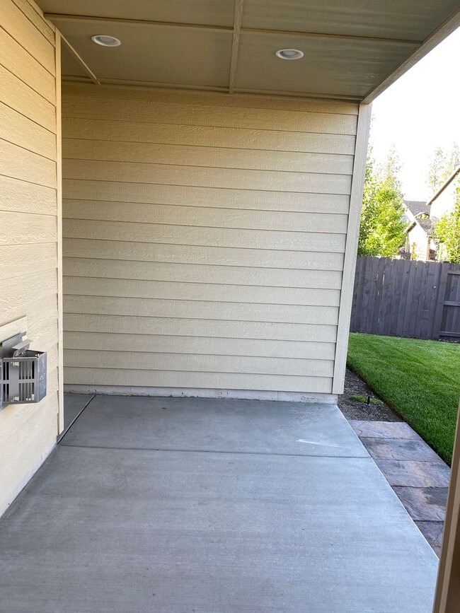 Building Photo - 3 BR home in Southeast Bend