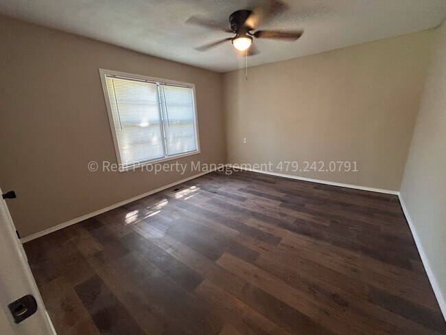 Building Photo - Arkoma Cutie! 2 Bed 1 Bath on giant corner...