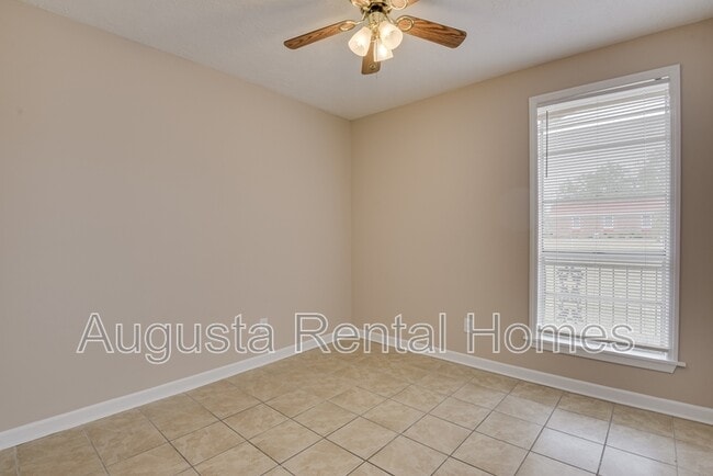 Building Photo - 3859 Fairington Dr