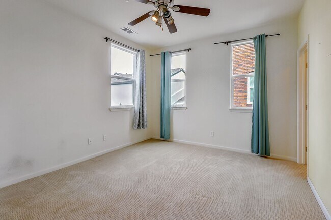 Building Photo - Luxury 2 Bedroom Condo with Loft