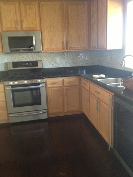 Kitchen - 400 Rick Heinrich Cir