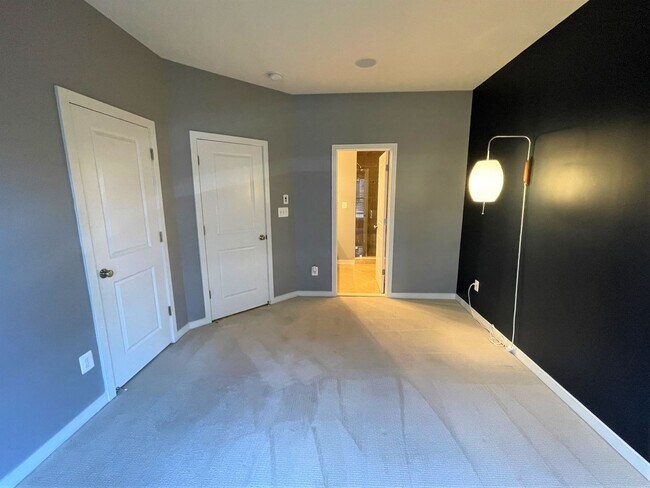 Building Photo - Lovely 3 BR/3.5 BA Townhome in Brookline!