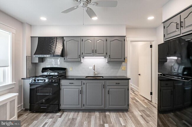 Building Photo - 910 E Bellevue Ave