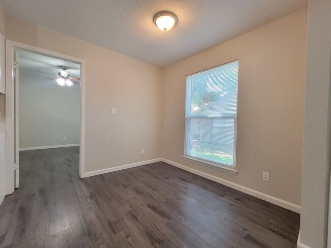 Building Photo - 907 Bird Creek Dr