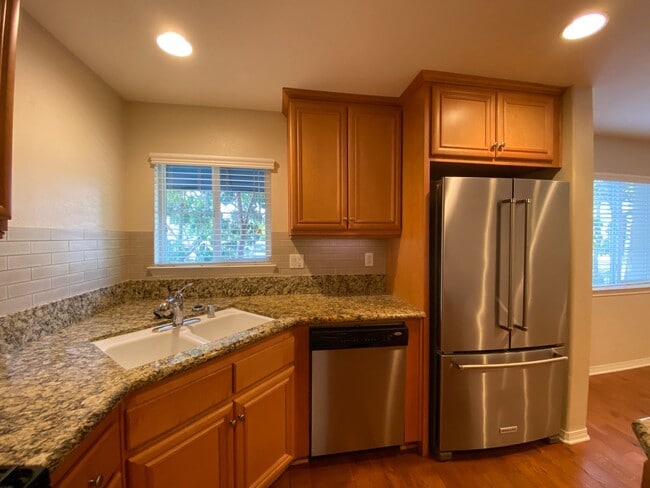 Building Photo - Great Tri-Level Townhome in Coastal Carlsbad Location!