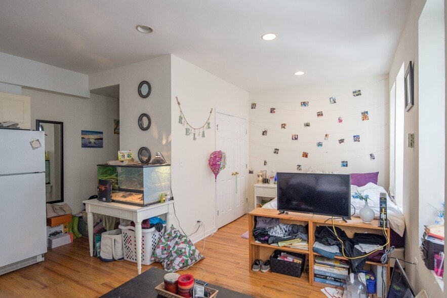 Building Photo - 909 W Dakin St