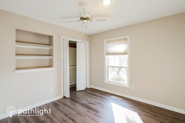 Building Photo - 5409 NW Foxhill Rd, Parkville, MO, 64152