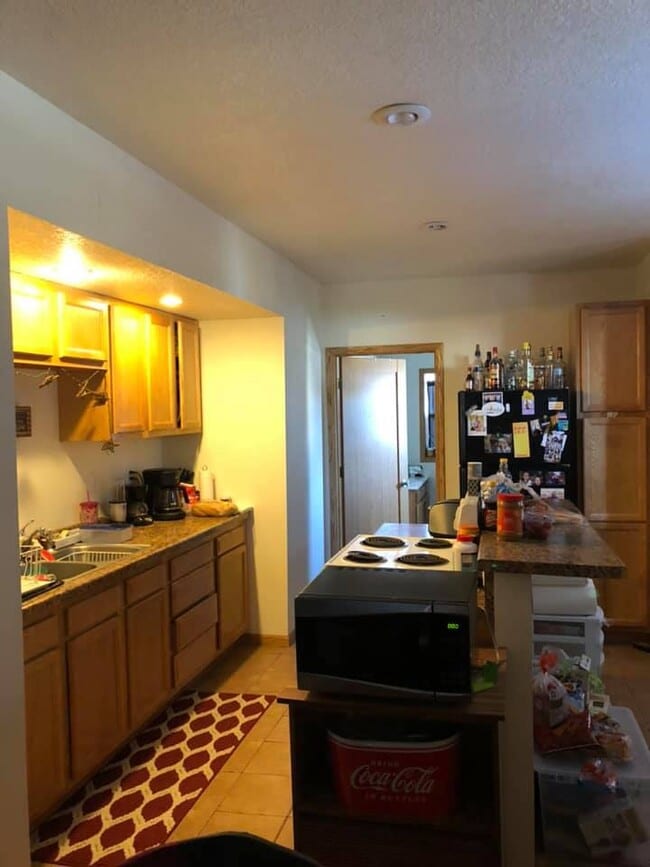 Kitchen - 911 Johnson St