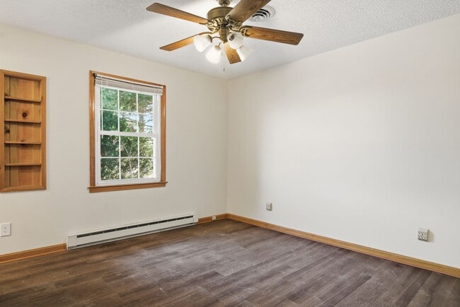 Building Photo - 3 bed, 1 bath.  Pet Friendly New remodel