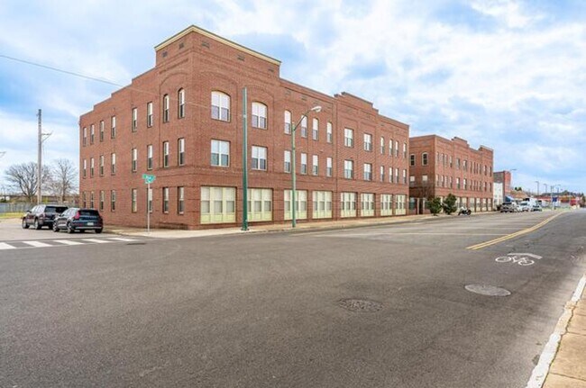 Building Photo - Fully Furnished Gorgeous Downtown 2 Bedroom Condominium - Full Furnished