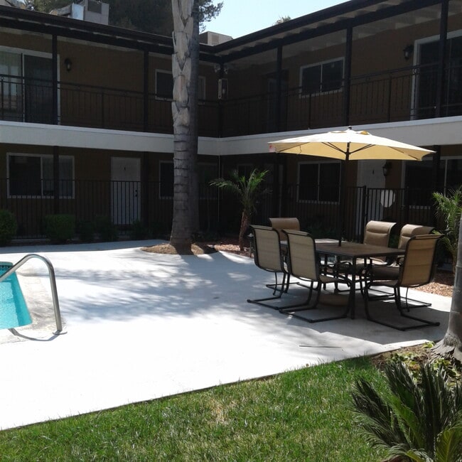 Building Photo - 1001 Pine Ave