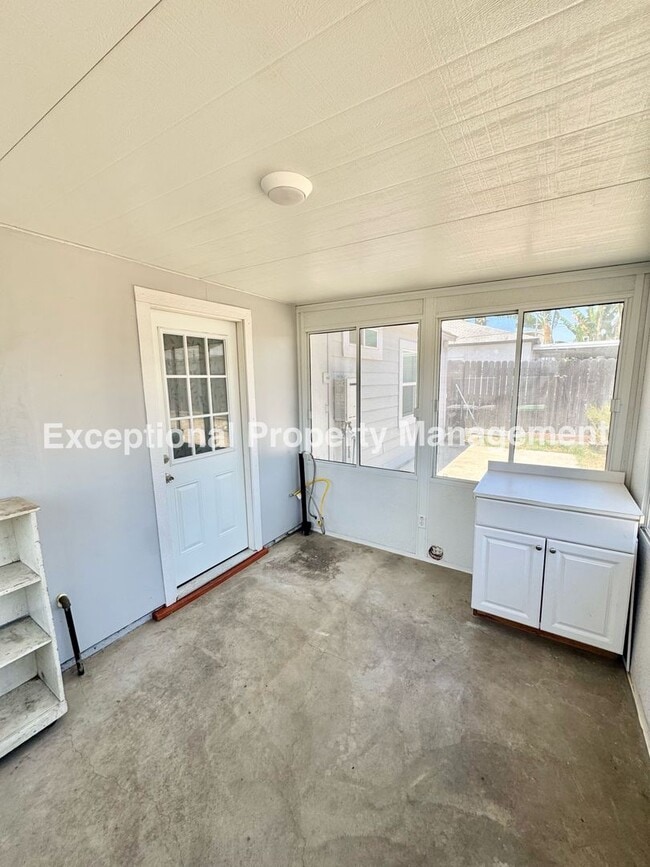 Building Photo - Ready to move in 2 bedroom 1 bath home