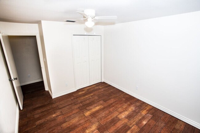 Building Photo - 3 Bedroom, 2 Bath Single Family Pool Home ...