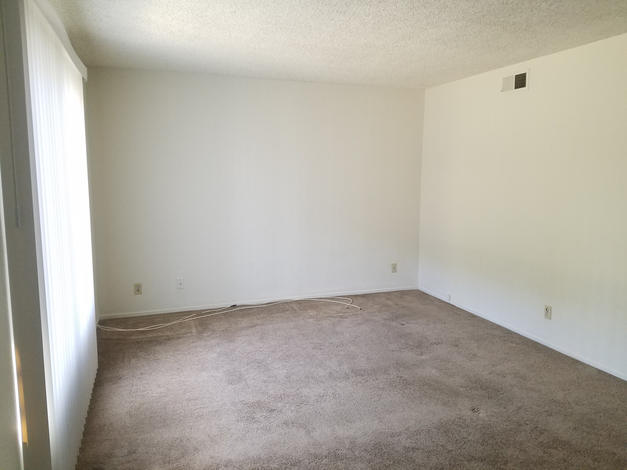 Living room - 200 sf - 725 Windwood Dr