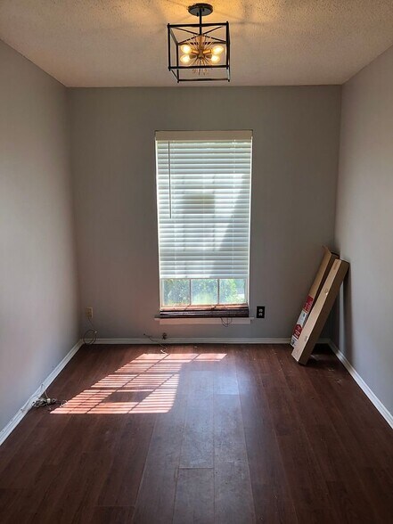 Building Photo - 1149 Oakbrook Dr