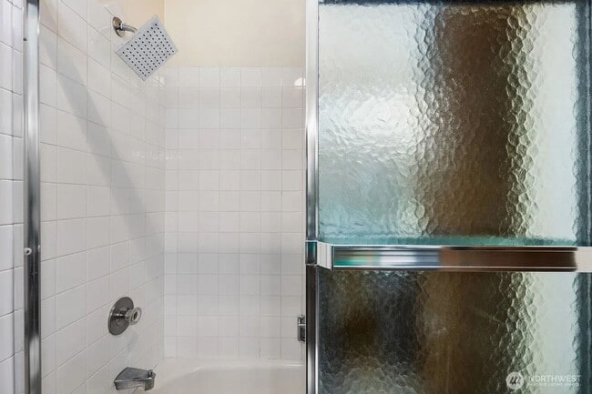 Building Photo - 3 Bedroom 2 Bathroom Plus Parking