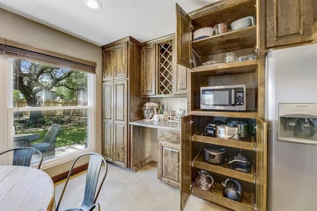 Building Photo - 901 Oakcrest Cir
