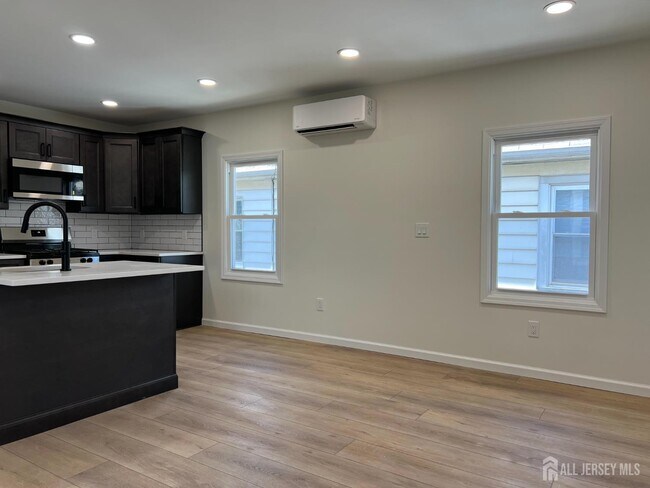 Building Photo - 33 Obert St