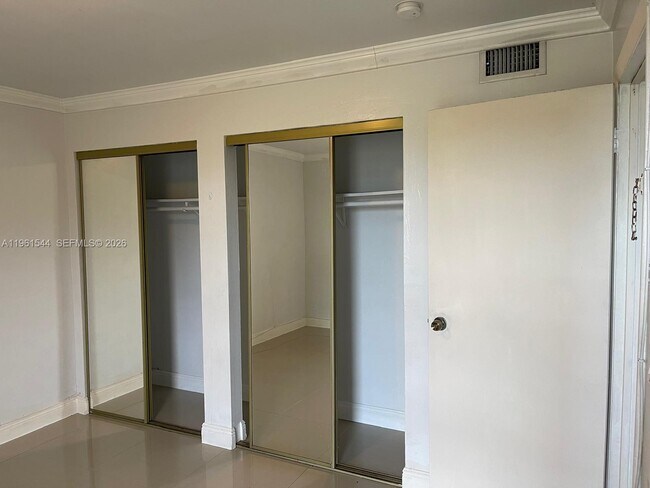 Building Photo - 10367 N Kendall Dr