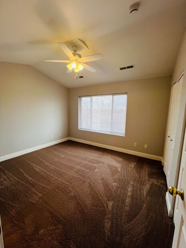 Building Photo - RENOVATED 4 bed 3.5 bath Duplex - Available for IMMEDIATE move in