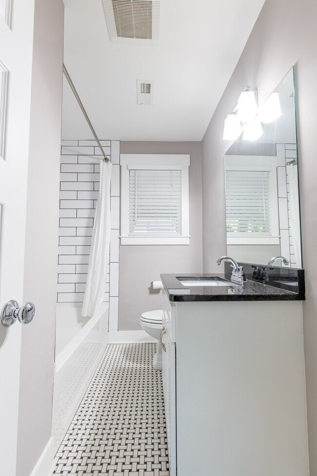 Building Photo - **APPLICATIONS APPROVED!**  Beautiful East Nashville Home on Porter for Lease!!