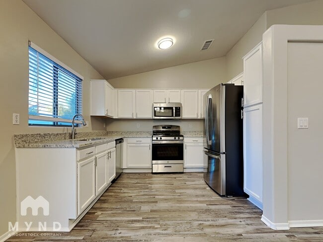 Building Photo - 10740 W Mountain View Dr