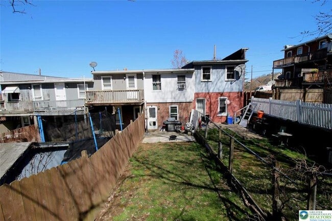 Building Photo - 822 E 8th St