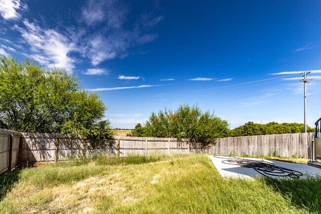 Building Photo - 308 Rustic Springs