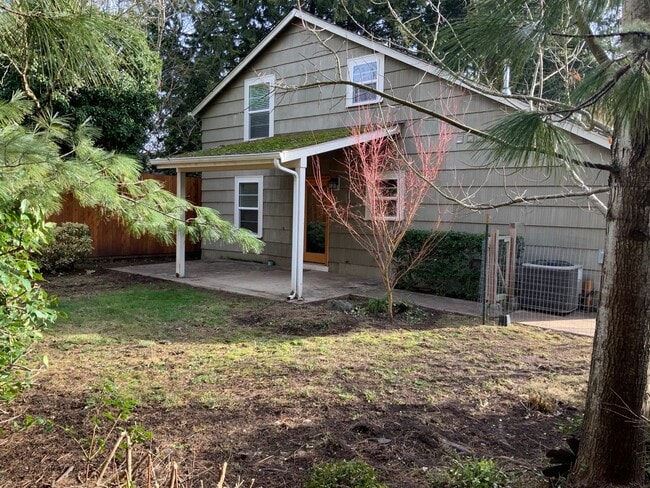 Building Photo - A Must See! 4 Bedroom House in North Eugene