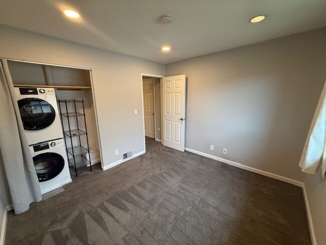 Building Photo - 257 Watson Dr