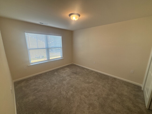 Building Photo - Room in House on Hedge Maple Dr