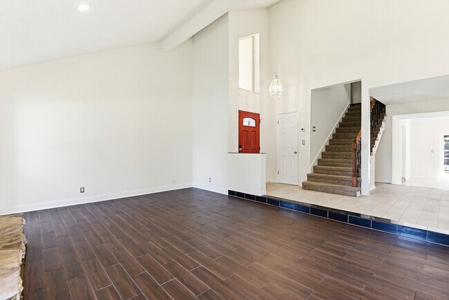Building Photo - 6 Baywood Dr
