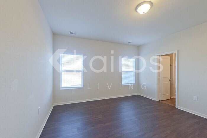 Building Photo - 10994 Lakeview Cir