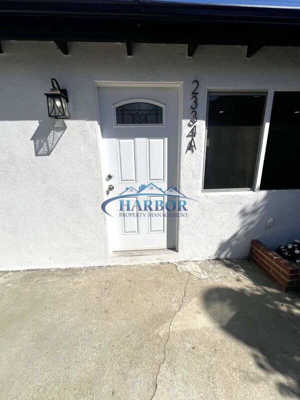 Building Photo - 2332 Cedar Ave